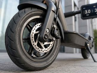 E-Scooter-Reifen mit TPMS-Sensor und Druckanzeige