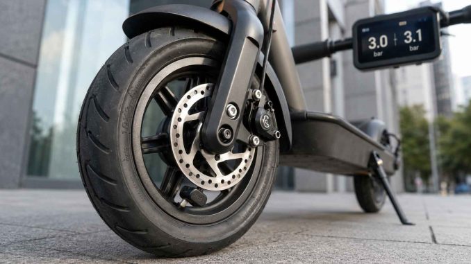 E-Scooter-Reifen mit TPMS-Sensor und Druckanzeige