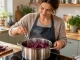 Essen: Frau rührt dampfenden Rotkohl